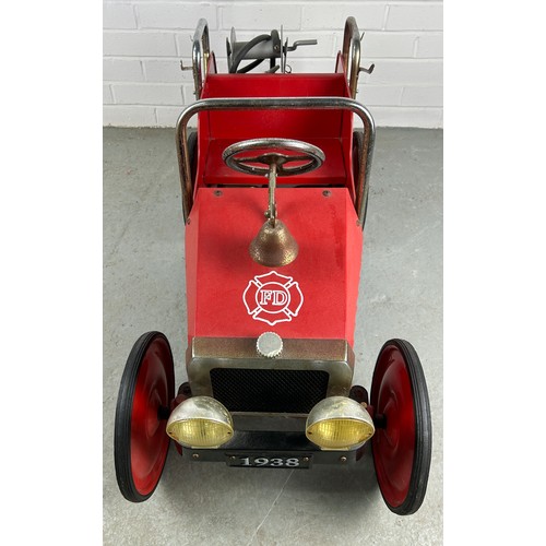 552 - A MINIATURE CLASSIC FIRE CAR