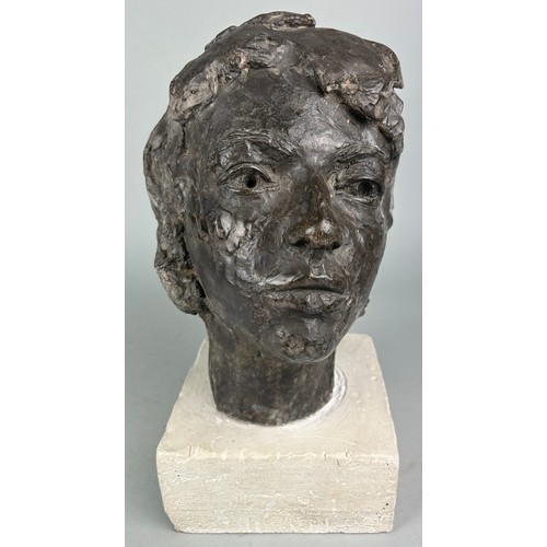 441 - A BRONZE SCULPTURAL BUST OF A GENTLEMAN'S HEAD, 

Mounted on plaster stand.