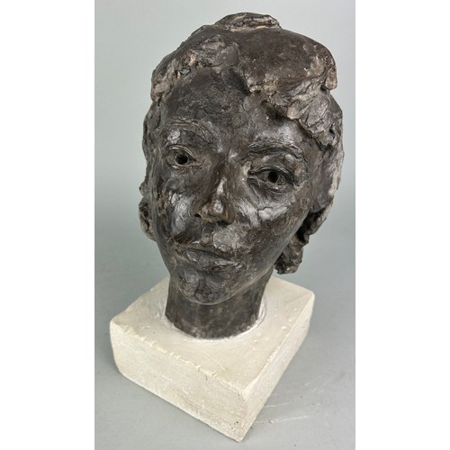 441 - A BRONZE SCULPTURAL BUST OF A GENTLEMAN'S HEAD, 

Mounted on plaster stand.