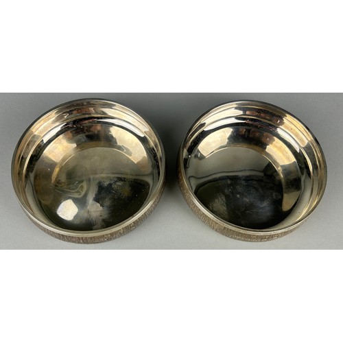 64 - A PAIR OF SILVER GERALD BENNEY BON BON DISHES, total weight: 476gms

12.5cm x 3cm each.