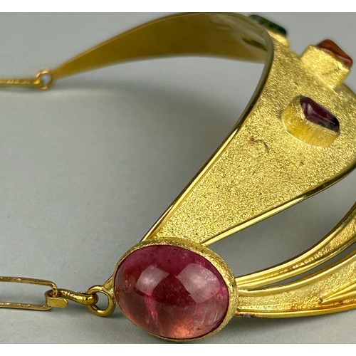 5 - NEVIN HOLMES (TURKISH) AN 18CT GOLD ABSTRACT ANKLET OR LEG BROOCH, 

Signed ‘Nevin’. 
Born in Budape... 