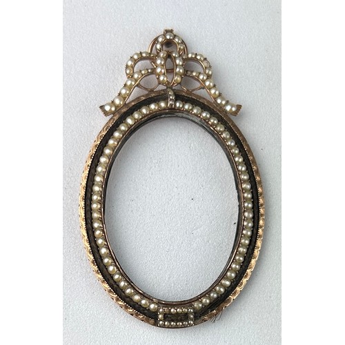 47 - AN OVAL REGENCY STYLE SEED PEARL AND GOLD CAMEO FRAME, 19th century or earlier. 

In original antiqu... 