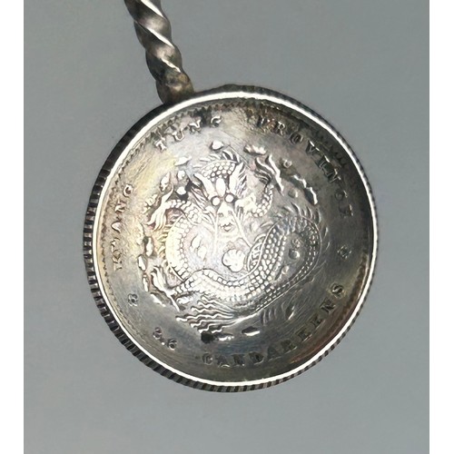 59 - A CHINESE QING DYNASTY SILVER KWANG TUNG 3.6 CANDAREENS COIN MOUNTED AS A SALT SPOON WITH TWISTED HA... 