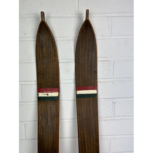 551 - A PAIR OF ITALIAN WOODEN SKIS, 162cm h (each) (2)