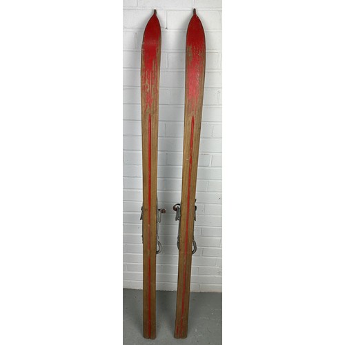 551 - A PAIR OF ITALIAN WOODEN SKIS, 162cm h (each) (2)