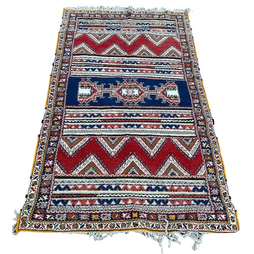 559 - A HANDWOVEN MOROCCAN RUG, 

250cm x 155cm