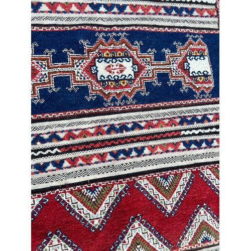 559 - A HANDWOVEN MOROCCAN RUG, 

250cm x 155cm