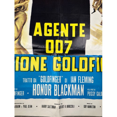 431 - A JAMES BOND GOLDFINGER 'AGENTE 007' FILM POSTER 

135cm x 100cm 

Folded but overall good condition... 