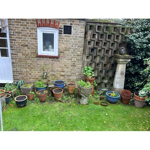 489 - A COLLECTION OF GARDEN ITEMS TO INCLUDE LARGE  STONE PLINTHS, VARIOUS RECONSTITUTED STONE ITEMS, STA... 