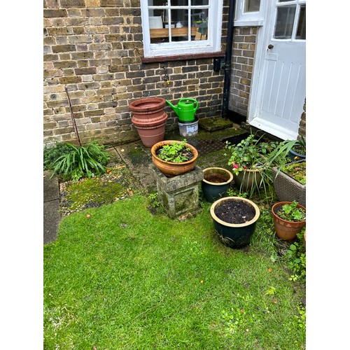 489 - A COLLECTION OF GARDEN ITEMS TO INCLUDE LARGE  STONE PLINTHS, VARIOUS RECONSTITUTED STONE ITEMS, STA... 