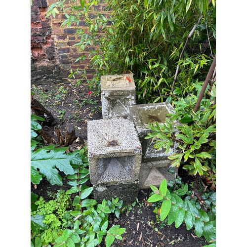 489 - A COLLECTION OF GARDEN ITEMS TO INCLUDE LARGE  STONE PLINTHS, VARIOUS RECONSTITUTED STONE ITEMS, STA... 