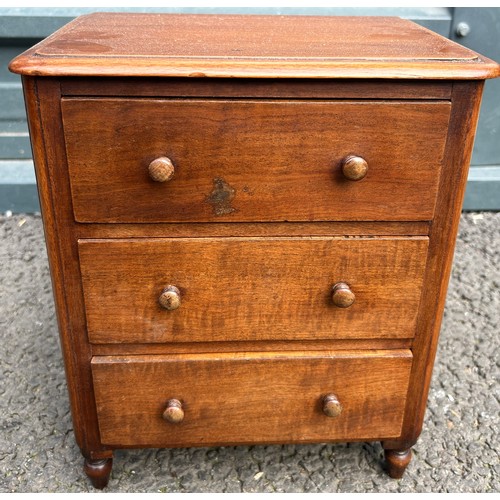 449 - AN APPRENTICE MINIATURE CHEST OF DRAWERS, 

31cm x 27cm x 17cm