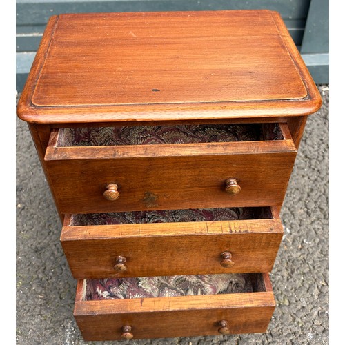 449 - AN APPRENTICE MINIATURE CHEST OF DRAWERS, 

31cm x 27cm x 17cm