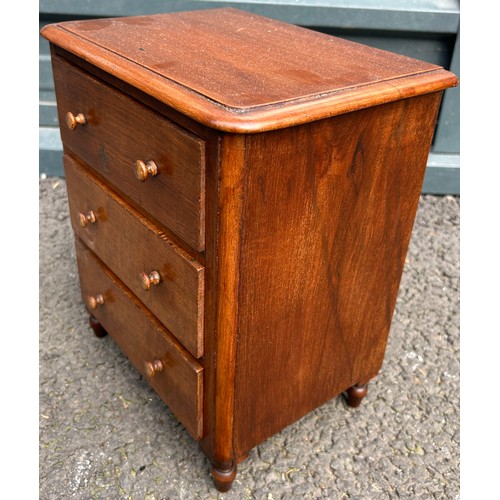 449 - AN APPRENTICE MINIATURE CHEST OF DRAWERS, 

31cm x 27cm x 17cm