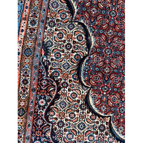 560 - A LARGE AND FINE PERSIAN DESIGN CARPET, 

In very good condition. 300cm x 185cm