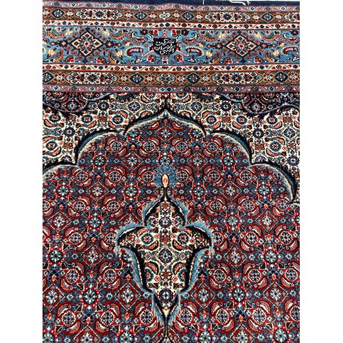 560 - A LARGE AND FINE PERSIAN DESIGN CARPET, 

In very good condition. 300cm x 185cm