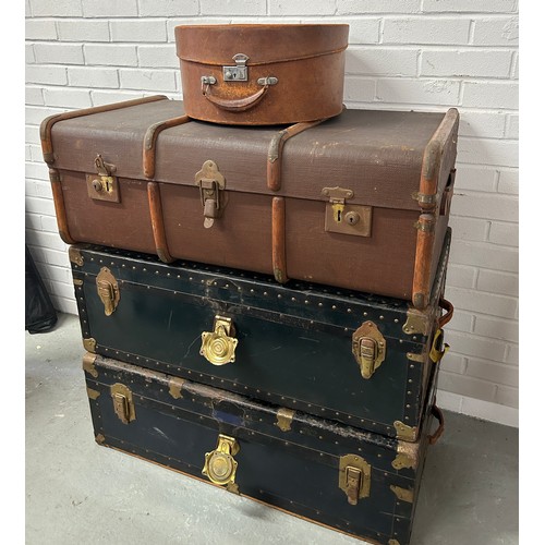 515 - A COLLECTION OF VINTAGE LUGGAGE TO INCLUDE THREE TRUNKS AND A HAT BOX (4)