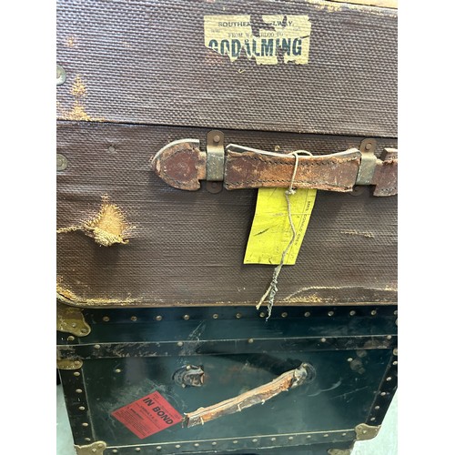 515 - A COLLECTION OF VINTAGE LUGGAGE TO INCLUDE THREE TRUNKS AND A HAT BOX (4)