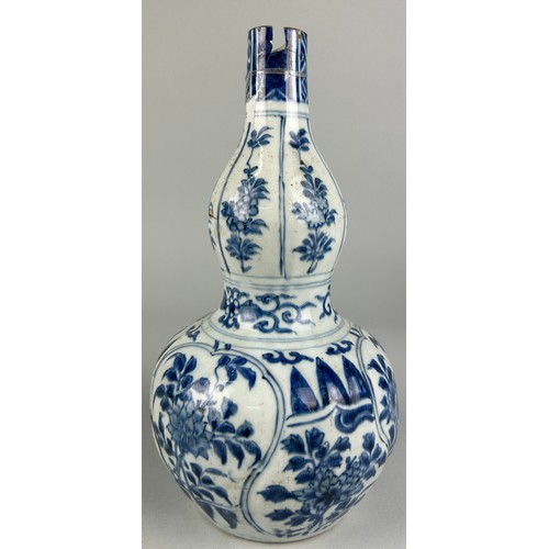 123 - A CHINESE MING DYNASTY WANLI PERIOD (1572-1620) DOUBLE GOURD VASE, 

Decorated with flowers. 

Damag... 