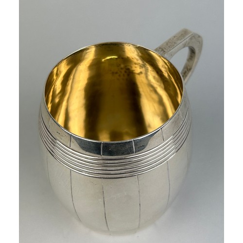 10 - A NOVELTY SILVER BEER BARREL IN THE FORM OF A TANKARD BY D&J WELLBY,

Weight: Approx 160gms