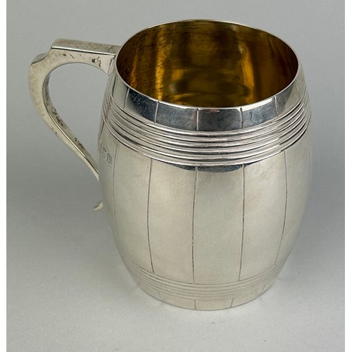 10 - A NOVELTY SILVER BEER BARREL IN THE FORM OF A TANKARD BY D&J WELLBY,

Weight: Approx 160gms