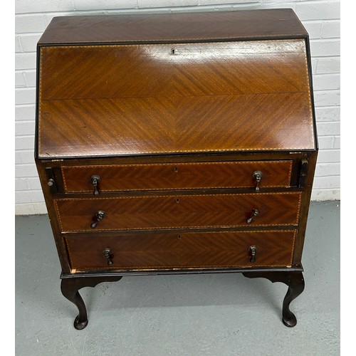 485 - AN ANTIQUE DESK, 

Drop flap over three drawers, raised on four cabriole legs.

101cm x 76cm x 42cm