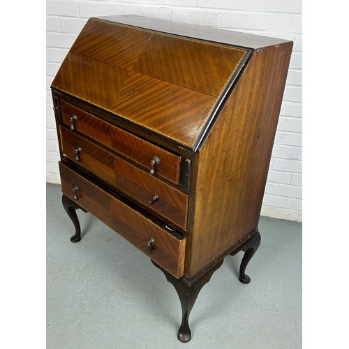 485 - AN ANTIQUE DESK, 

Drop flap over three drawers, raised on four cabriole legs.

101cm x 76cm x 42cm