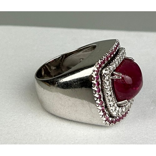 83 - AN 18CT WHITE GOLD RING SET WITH RUBELITE AND SMALL RUBIES, 

Signed. 

Weight: 22.7gms

Ring size 1... 