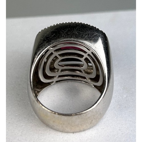 83 - AN 18CT WHITE GOLD RING SET WITH RUBELITE AND SMALL RUBIES, 

Signed. 

Weight: 22.7gms

Ring size 1... 