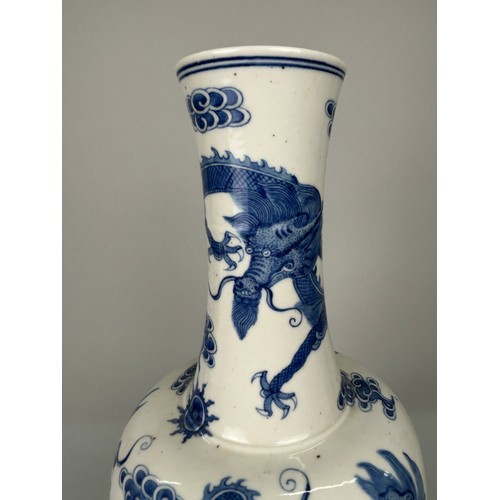 138 - A LARGE BLUE AND WHITE CHINESE VASE WITH A FOUR CLAW DRAGON CHASING THE FLAMING PEARL, 45cm h

19th ... 