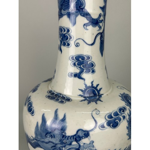 138 - A LARGE BLUE AND WHITE CHINESE VASE WITH A FOUR CLAW DRAGON CHASING THE FLAMING PEARL, 45cm h

19th ... 