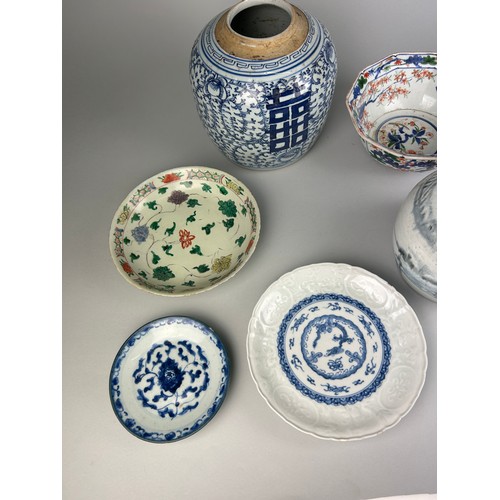 142A - A COLLECTION OF ORIENTAL CERAMICS TO INCLUDE GINGER JARS, FAMILLE VERTE DISH, 

Largest jar 21cm H x... 