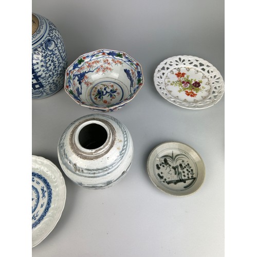 142A - A COLLECTION OF ORIENTAL CERAMICS TO INCLUDE GINGER JARS, FAMILLE VERTE DISH, 

Largest jar 21cm H x... 