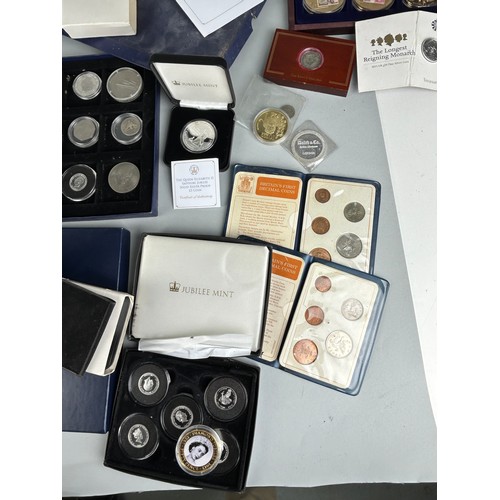 109 - A LARGE COLLECTION OF QEII SILVER PROOF AND GOLD PLATED PROOF COINS FOR JUBILEES AND OTHER MEMORIALS... 