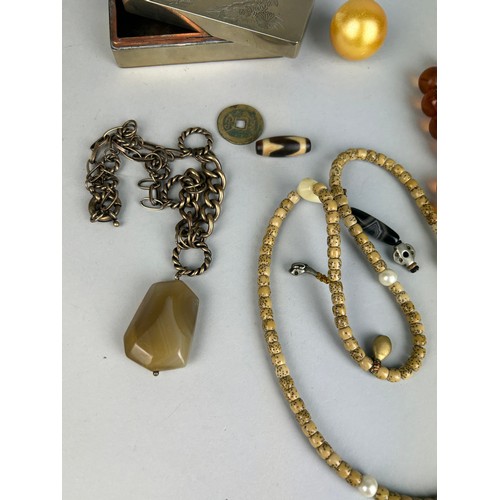 102A - CHINESE JEWELLERY INCLUDING AN AMBER NECKLACE,