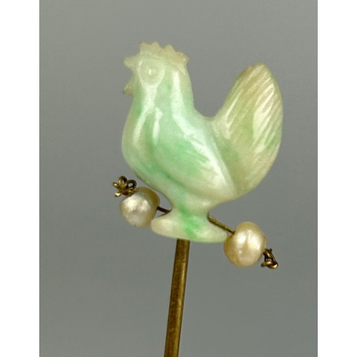 100 - A STICK PIN: JADE COCKEREL WITH TWO NATURAL PEARLS, 

Yellow metal stick pin. 

Weight: 3.69gms