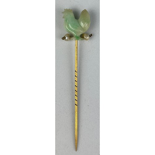 100 - A STICK PIN: JADE COCKEREL WITH TWO NATURAL PEARLS, 

Yellow metal stick pin. 

Weight: 3.69gms