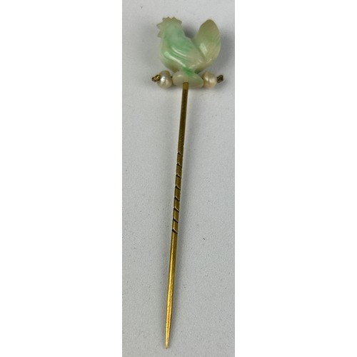 100 - A STICK PIN: JADE COCKEREL WITH TWO NATURAL PEARLS, 

Yellow metal stick pin. 

Weight: 3.69gms