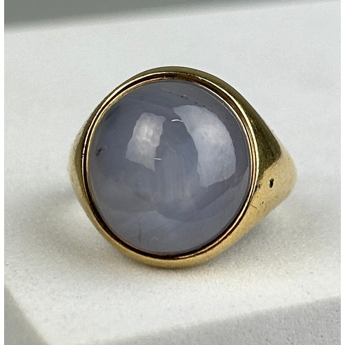 86 - AN 18CT GOLD RING SET WITH A STAR SAPPHIRE, 

Weight: 12.1gms 

Ring size 9.