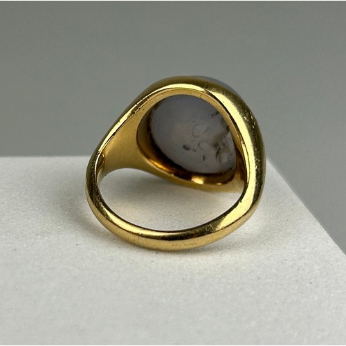 86 - AN 18CT GOLD RING SET WITH A STAR SAPPHIRE, 

Weight: 12.1gms 

Ring size 9.