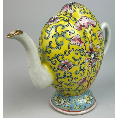 82 - A 20TH CENTURY CHINESE YELLOW PAINTED TEA POT, 

18cm x 16cm