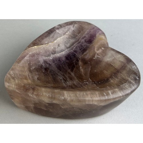 382 - A FLOURITE OR AMETHYST HEART SHAPED DISH, 

9cm x 8cm x 3cm