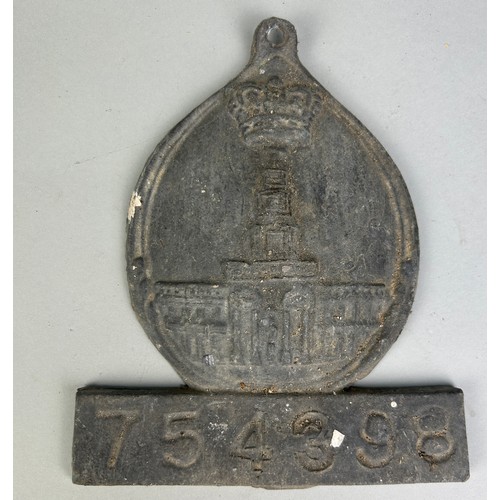 537 - A CAST IRON HEAVY FIRE MARK,

Numbered 754398

18cm x 15cm