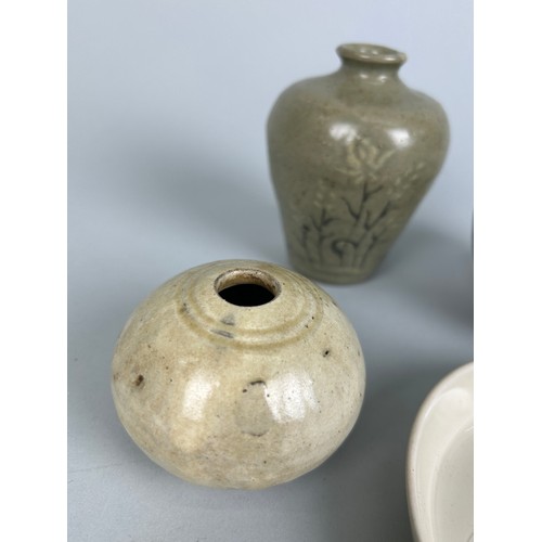 72 - A COLLECTION OF EARLY CHINESE CERAMICS TO INCLUDE GREEN GLAZED VASE, DING WARE PLATE (4) 

Vase 9cm ... 