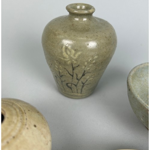 72 - A COLLECTION OF EARLY CHINESE CERAMICS TO INCLUDE GREEN GLAZED VASE, DING WARE PLATE (4) 

Vase 9cm ... 