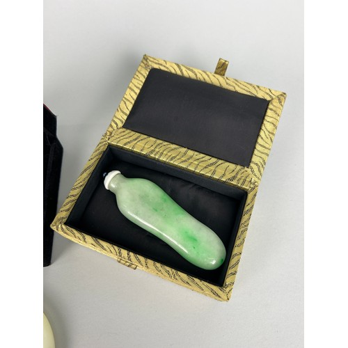 41 - A COLLECTION OF JADE ITEMS TO INCLUDE A WHITE JADE BANGLE, JADEITE SNUFF BOTTLE AND PLAQUE, JADE FIG... 