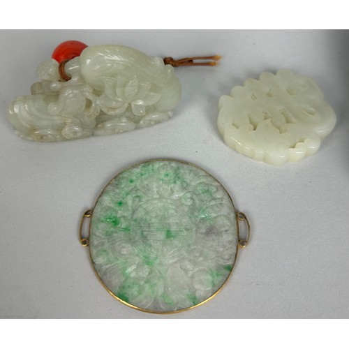 41 - A COLLECTION OF JADE ITEMS TO INCLUDE A WHITE JADE BANGLE, JADEITE SNUFF BOTTLE AND PLAQUE, JADE FIG... 