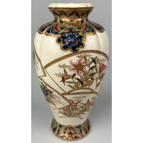 117 - A SATSUMA POTTERY VASE, MEIJI PERIOD WITH BLUE LION HEAD HANDLE

15cm x 9cm