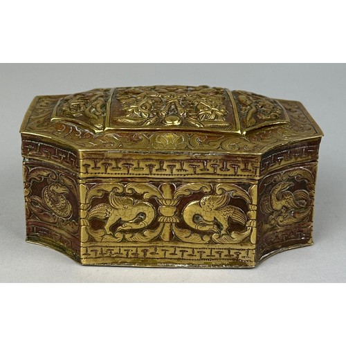 126 - A CHINESE EXPORT BRASS SNUFF BOX DECORATED WITH VARIOUS ANIMALS TO INCLUDE LIONS, DEER, SERPENTS AND... 