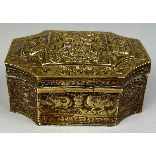 126 - A CHINESE EXPORT BRASS SNUFF BOX DECORATED WITH VARIOUS ANIMALS TO INCLUDE LIONS, DEER, SERPENTS AND... 